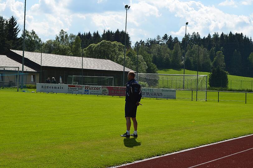 Trainer Torsten Fröhling und Co. in der Saisonvorbereitung bei der Arbeit - der TSV 1860 hat sein erstes Trainingslager in Bodenmais aufgeschlagen.