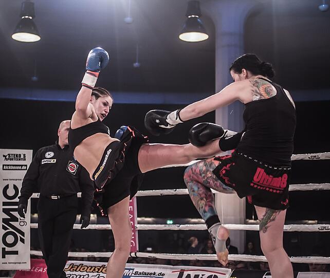 Kickbox-Weltmeisterin Marie Lang (l.) trifft Europameisterin Tanya Merrett.