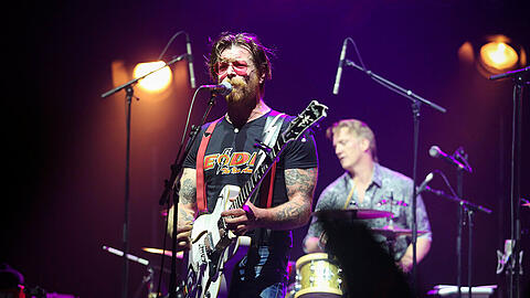 The Eagles of Death Metal - hier bei ihrem Nachholkonzert in Paris. Am Donnerstag gastierte die Band in der Münchner Tonhalle.