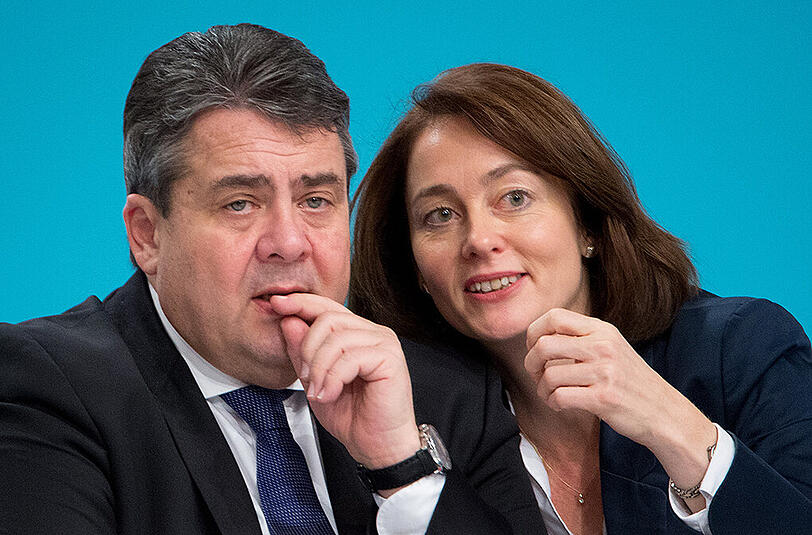 Der Parteivorsitzende Sigmar Gabriel (SPD) unterhält sich mit Generalsekretärin Katarina Barley.