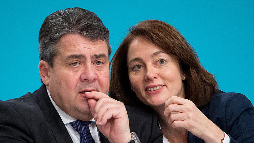 Der Parteivorsitzende Sigmar Gabriel (SPD) unterhält sich mit Generalsekretärin Katarina Barley. Der Parteivorsitzende Sigmar Gabriel (SPD) unterhält sich mit Generalsekretärin Katarina Barley.