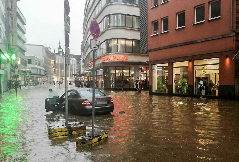 Auf strahlenden Sonnenschein folgten am Dienstag in weiten Teilen Deutschlands heftige Gewitter, welche Straßen überschwemmten und Dächer zum Einsturz brachten - die Bilder.