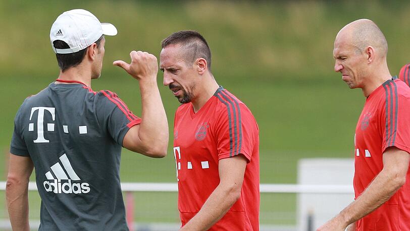 Arjen Robben (re.) und Franck Ribéry (M.) werden am Samstag wohl zunächst auf der Bank Platz nehmen müssen. Arjen Robben (re.) und Franck Ribéry (M.) werden am Samstag wohl zunächst auf der Bank Platz nehmen müssen.