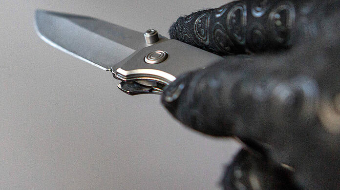 Ein Polizei-Azubi wurde bei einer Messerattacke in der Nähe des Stachus lebensgefährlich verletzt. Nun steht der Täter vor Gericht.  (Symbolbild)