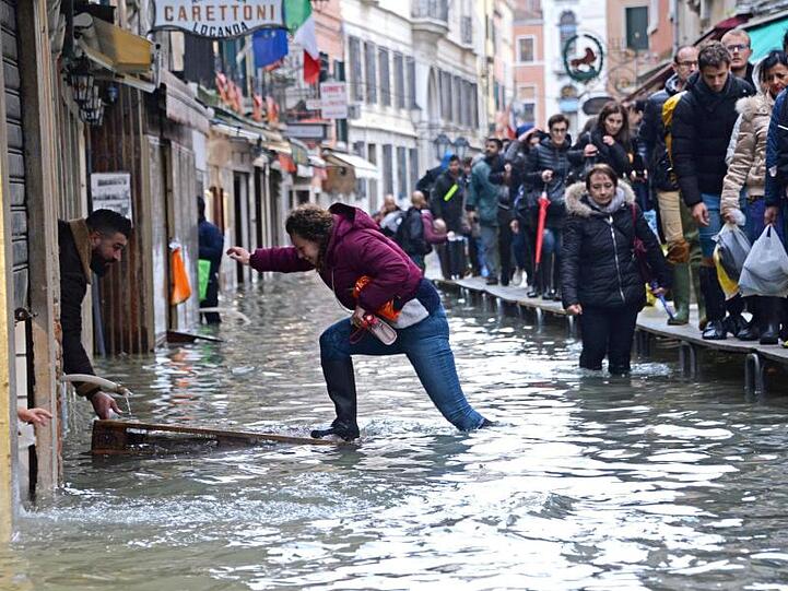 Alltag in Venedig: Der steigende Meeresspiegel droht die Lagunenstadt zu zerstören.