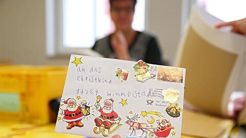 Der Brief eines Kindes an das Christkind ist im einzigen bayerischen Weihnachtspostamt zu sehen. Foto: Daniel Karmann/Archiv