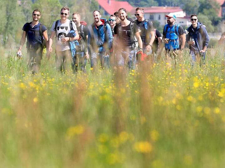 Eine Gruppe wandernder Männer am Vatertag. Foto: Thomas Warnack