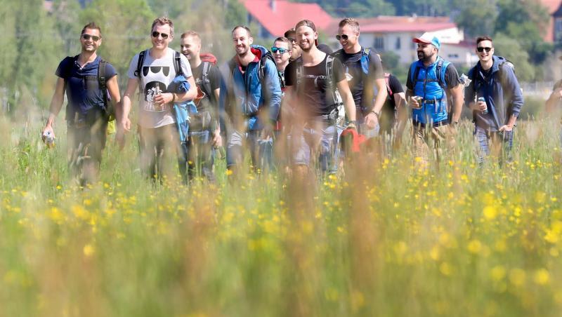 Eine Gruppe wandernder Männer am Vatertag. Foto: Thomas Warnack Eine Gruppe wandernder Männer am Vatertag. Foto: Thomas Warnack