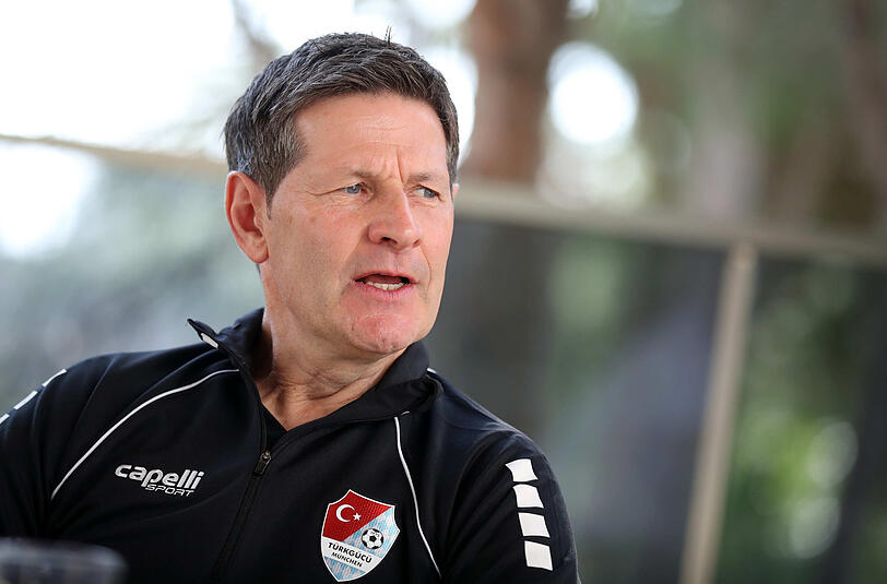 Türkgücüs Trainer Andreas Heraf am Rande des Wintertrainingslager in der Türkei.
