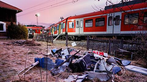 Eine Zugtür und zahlreiche weitere Trümmer der zwei aufeinandergeprallten S-Bahnen liegen an der Unfallstelle in der Nähe des Bahnhofes Ebenhausen-Schäftlarn.