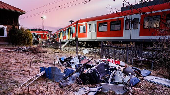 Eine Zugtür und zahlreiche weitere Trümmer der zwei aufeinandergeprallten S-Bahnen liegen an der Unfallstelle in der Nähe des Bahnhofes Ebenhausen-Schäftlarn.