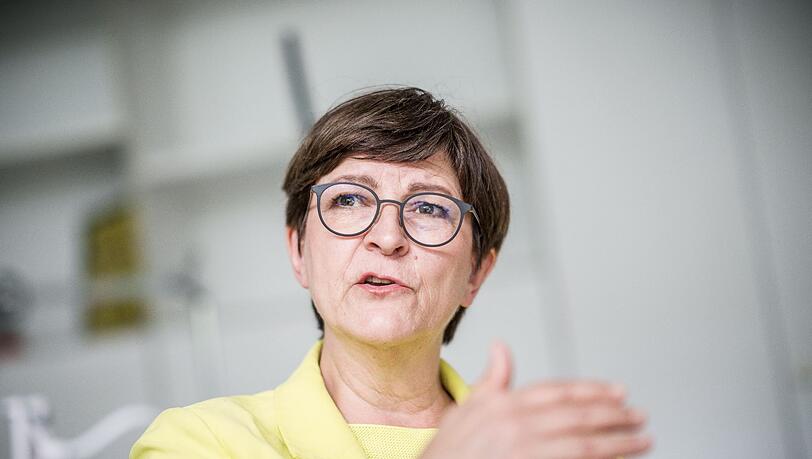 SPD-Chefin Saskia Esken zeigt sich von der Erklärung Aiwangers unbeeindruckt. SPD-Chefin Saskia Esken zeigt sich von der Erklärung Aiwangers unbeeindruckt.