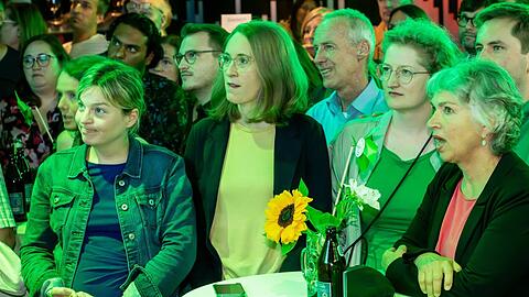 Lange Gesichter am Europawahlsonntag in der Muffathalle: Zum Beispiel von Katharina Schulze, der Fraktionschefin im Landtag (links).