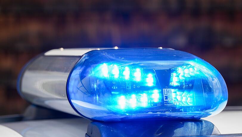 Bei dem Unfall ist ein Mensch verletzt worden. (Symbolbild)