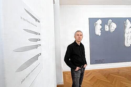 Messerscharf und wolkenweich: Hermann Gabler zwischen zwei Wortwitz-Bildern in der galerie sima.
