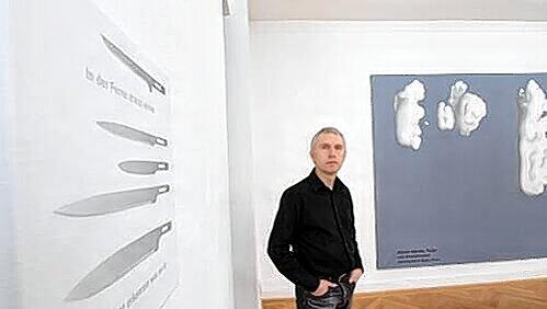 Messerscharf und wolkenweich: Hermann Gabler zwischen zwei Wortwitz-Bildern in der galerie sima. Messerscharf und wolkenweich: Hermann Gabler zwischen zwei Wortwitz-Bildern in der galerie sima.
