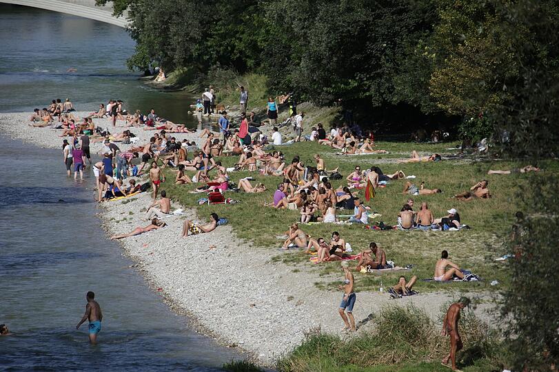 BADEN MITTEN IN DER STADT: Die renaturierte Isar lädt nun alle Münchner zum Baden ein. An der Wittelsbacher Brücke kann man problemlos ins kühle Nass abtauchen.
