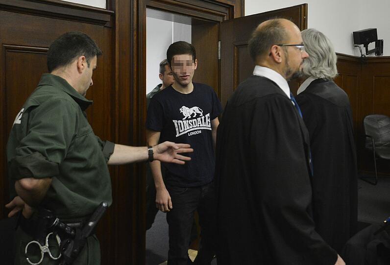 Prozessauftakt in Nürnberg: Die Verteidigung hält den Totschlagsvorwurf für übertrieben, zumal aus ihrer Sicht nicht bewiesen ist, dass ihr Mandant zugestochen hat.