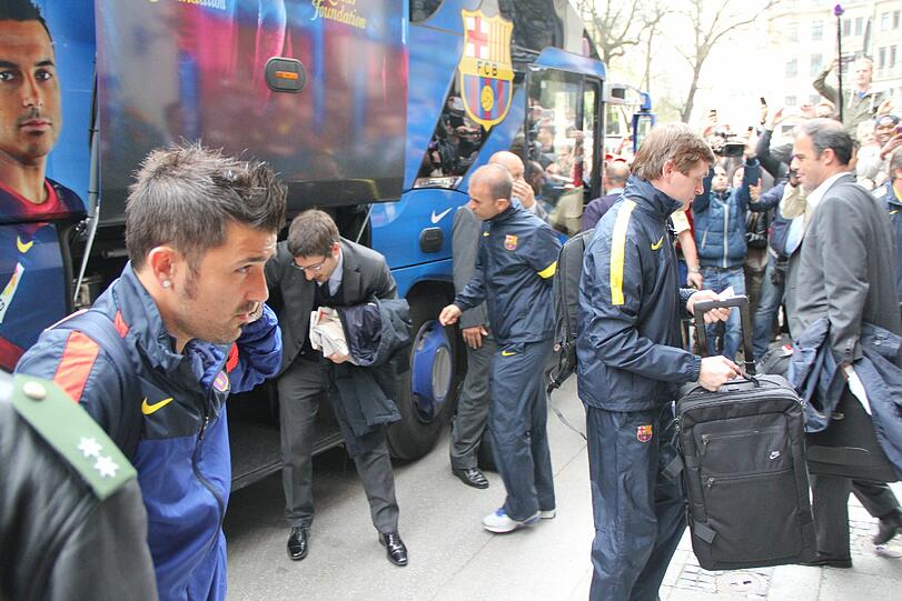 Hier kommt der FC Barcelona in München am Bayerischen Hof an. Die Bilder