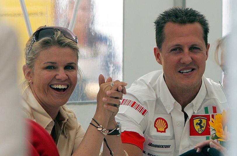Corinna und Michael Schumacher 2007 am Nürburgring. Zur Zeit liegt der Formel 1-Rekordweltmeister im künstlichen Koma. Seine Familie ist "geschockt", sagte Schumachers Sprecherin.