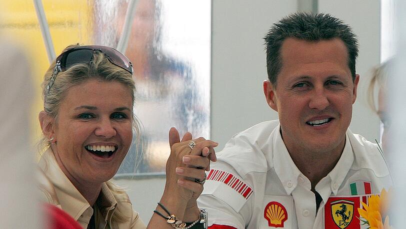 Corinna und Michael Schumacher 2007 am Nürburgring. Zur Zeit liegt der Formel 1-Rekordweltmeister im künstlichen Koma. Seine Familie ist "geschockt", sagte Schumachers Sprecherin. Corinna und Michael Schumacher 2007 am Nürburgring. Zur Zeit liegt der Formel 1-Rekordweltmeister im künstlichen Koma. Seine Familie ist "geschockt", sagte Schumachers Sprecherin.