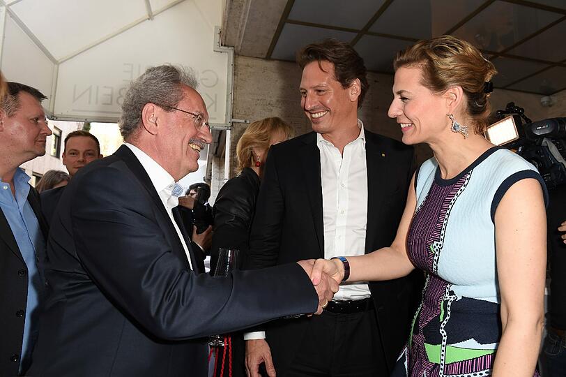 Sarah Kronsbein begrüßt Christian Ude. Daneben: Axel Ludwig (Hotel-Direktor "Vier Jahreszeiten")