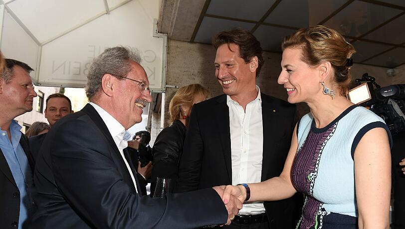Sarah Kronsbein begrüßt Christian Ude. Daneben: Axel Ludwig (Hotel-Direktor "Vier Jahreszeiten") Sarah Kronsbein begrüßt Christian Ude. Daneben: Axel Ludwig (Hotel-Direktor "Vier Jahreszeiten")