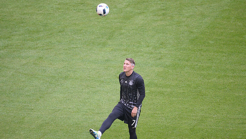 Bastian Schweinsteiger sieht sich noch nicht fit genug für 90 Minuten. Bastian Schweinsteiger sieht sich noch nicht fit genug für 90 Minuten.