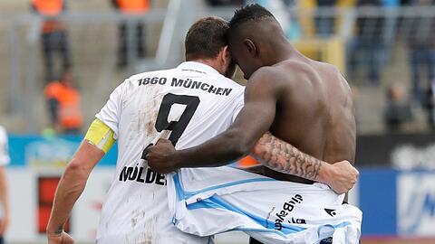 "Unser Ziel ist es, dass alle Mitarbeiter ihre Existenz bestreiten können", sagt Löwen-Geschäftsführer Gorenzel über die Kurzarbeiter-Regelung, die auch Spieler wie Mölders (links) und Owusu betrifft.