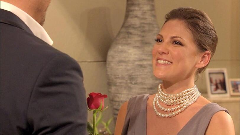 Anna erhält von Bachelor Christian die ersehnte Rose.