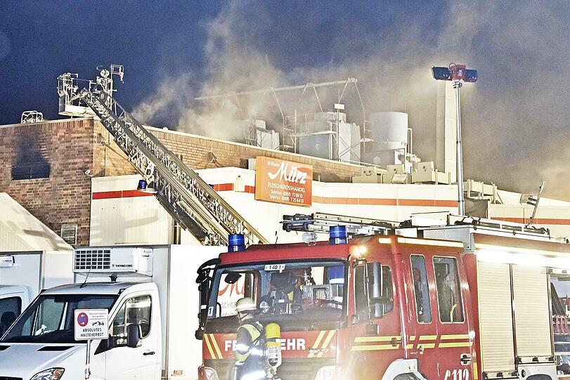 Um das Feuer zu löschen, muss die Feuerwehr das Dach der Schlachthof-Halle mit einer Spezialsäge  aufschneiden.