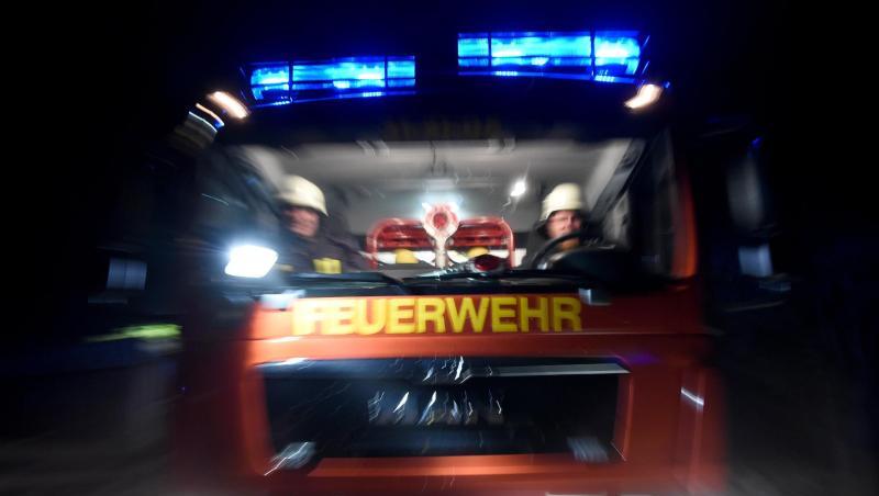 Ein Löschfahrzeug der Feuerwehr im Einsatz. Foto: Carsten Rehder/dpa/Archivbild Ein Löschfahrzeug der Feuerwehr im Einsatz. Foto: Carsten Rehder/dpa/Archivbild