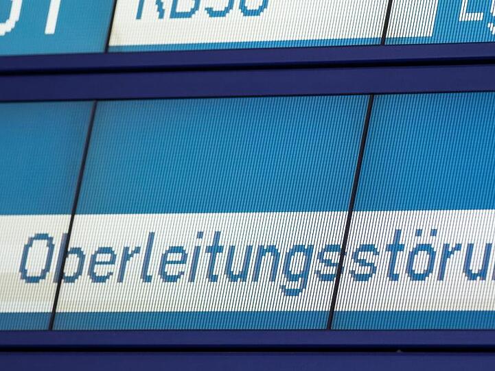 Auf einer Anzeigentafel stehtder Hinweis "Oberleitungsstörung". Foto: Silas Stein/Archivbild