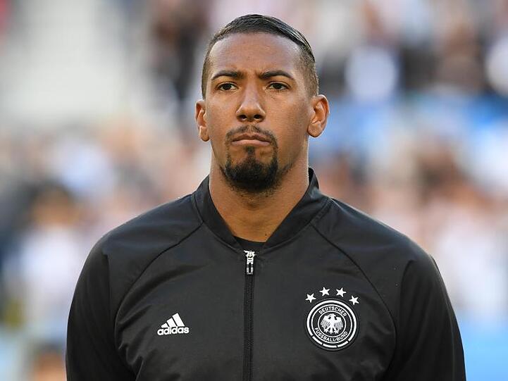 Fußballprofi Jerome Boateng steht vor Beginn eines Spiels auf dem Platz. Foto: picture alliance / dpa/Archivbild