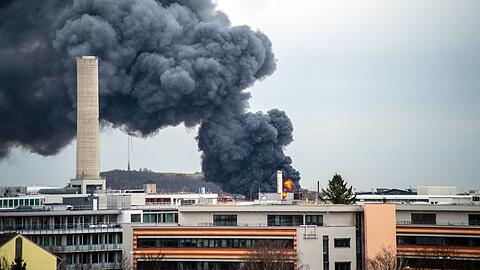 Bild vom Freitag: Die dunkle Rauchwolke ist in der ganzen Stadt zu sehen.