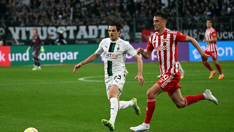 Laufduell im Borussia-Park: Gladbachs Jonas Hofmann (l) gegen Janik Haberer von Union Berlin.