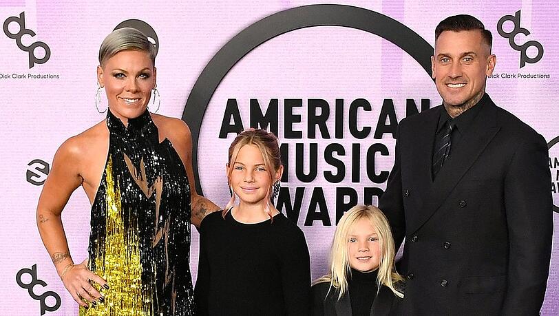 Pink und Carey Hart mit ihren KIndern Willow und Jameson Ende 2022 auf dem roten Teppich einer Veranstaltung.