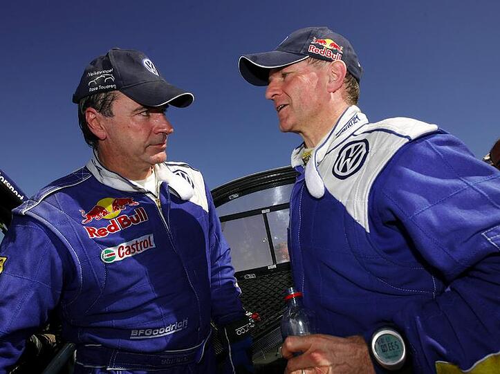Im Graben gelandet: Carlos Sainz (l.) und Co-Pilot Michel Perin.