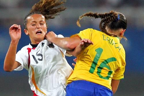 Die Brasilianerin Erika (rechts) and Deutschlands Fatmire Bajramaj kämpfen um den Ball.