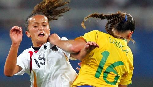 Die Brasilianerin Erika (rechts) and Deutschlands Fatmire Bajramaj kämpfen um den Ball. Die Brasilianerin Erika (rechts) and Deutschlands Fatmire Bajramaj kämpfen um den Ball.