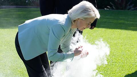 Auf ihrer Australien-Reise nahm von der Leyen auch an einer traditionellen Rauchzeremonie der Aborigines im Admiralty House in Sydney teil. Der Rauch soll unter anderem b&ouml;se Geister vertreiben.