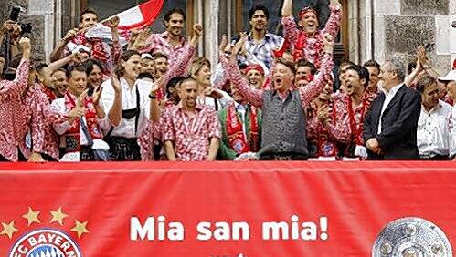 FEIERBIEST: Er hatte es angekündigt – und hielt als „Feierbiest“ Wort. Beim Empfang auf dem Münchner Marienplatz schließen die Bayern-Fans den eigenwilligen Trainer in ihr Herz. Er trägt Tracht,
zeigt seine strammen Waden, begrüßt „die Muttis“ am Muttertag, ruft den Vereinsnamen voller Inbrunst und schwört die Fans mit einer mitreißenden Rede auf weitere Erfolge ein. FEIERBIEST: Er hatte es angekündigt – und hielt als „Feierbiest“ Wort. Beim Empfang auf dem Münchner Marienplatz schließen die Bayern-Fans den eigenwilligen Trainer in ihr Herz. Er trägt Tracht,
zeigt seine strammen Waden, begrüßt „die Muttis“ am Muttertag, ruft den Vereinsnamen voller Inbrunst und schwört die Fans mit einer mitreißenden Rede auf weitere Erfolge ein.