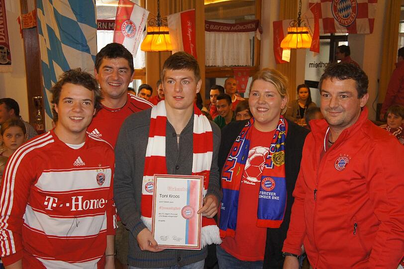 Weihnachtsüberraschung: Die Bayern-Stars Rafinha, Badstuber, Kroos, Boateng & Co. waren am Wochenende bei zahlreichen Fanklubs zu Besuch - und als Präsent hatten sie nach dem 4:1-Sieg gegen Werder Bremen sogar die Tabellenführung im Gepäck: Die Bilder.