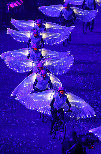 Die Feuerwerke funkelten, die Show faszinierte und ganz London war in Aufruhr: Am Freitagabend wurden die Olympischen Spiele 2012 mit viel Bombast eröffnet.
