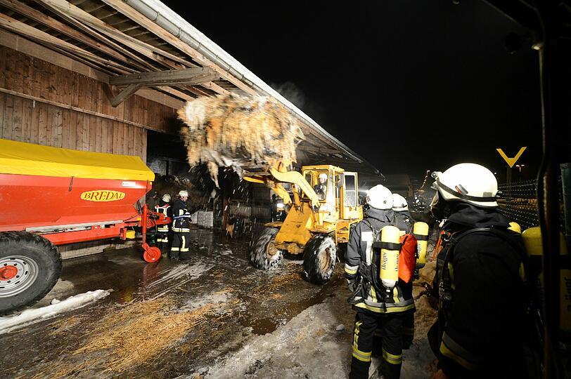 Warum die Lagerhalle in Hergatz am Dienstagabend Feuer fängt, ist noch nicht bekannt. Eine Frau wird dabei schwer verletzt, der Schaden beläuft sich auf 200.000 Euro. 150 Feuerwehrleute brauchen 1,5 Stunden, um den Brand zu löschen.