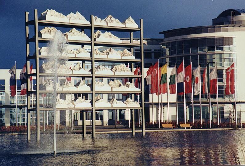 Diese Messe passt zu München: Die Alpenkulisse als Kunstwerk zieren den Eingang zur Messe in Riem. Die Messegesellschaft ist 50 Jahre alt geworden; seit 1998 ist sie in Riem.