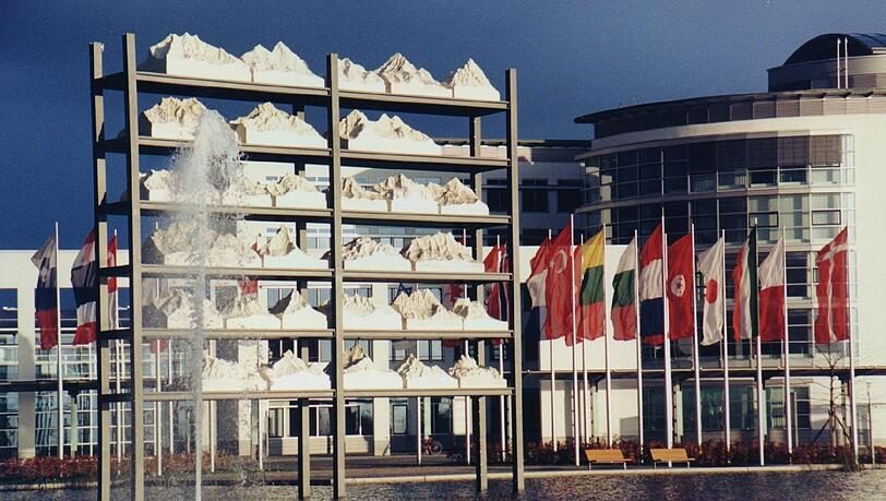 Diese Messe passt zu München: Die Alpenkulisse als Kunstwerk zieren den Eingang zur Messe in Riem. Die Messegesellschaft ist 50 Jahre alt geworden; seit 1998 ist sie in Riem. Diese Messe passt zu München: Die Alpenkulisse als Kunstwerk zieren den Eingang zur Messe in Riem. Die Messegesellschaft ist 50 Jahre alt geworden; seit 1998 ist sie in Riem.