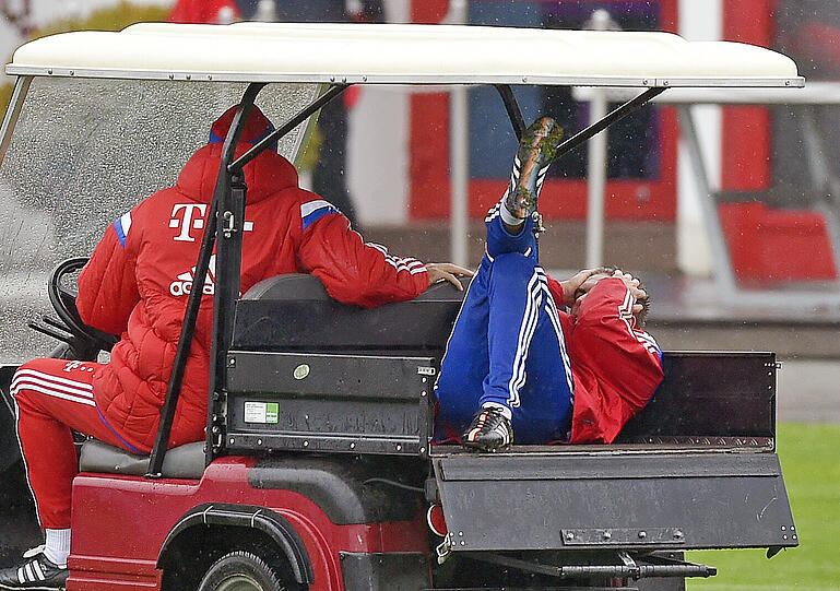 Der FCB-Schock in Bildern - hier wird der verletzte Philipp Lahm beim Training abtransportiert!