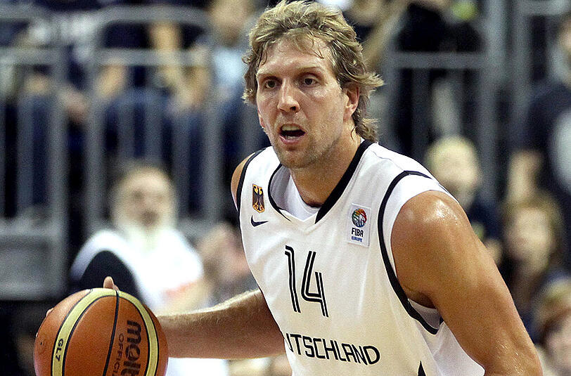 Dirk Nowitzki bereitet sich mit seinem Mentor Holger Geschwindner individuell auf die Europameisterschaft vor.