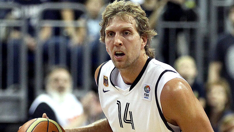 Dirk Nowitzki bereitet sich mit seinem Mentor Holger Geschwindner individuell auf die Europameisterschaft vor. Dirk Nowitzki bereitet sich mit seinem Mentor Holger Geschwindner individuell auf die Europameisterschaft vor.